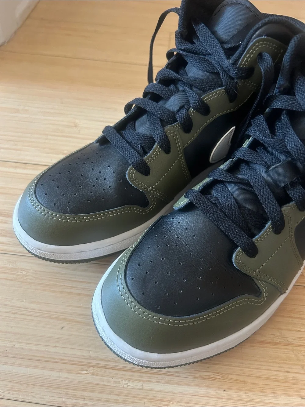 Jordan 1 Mid 